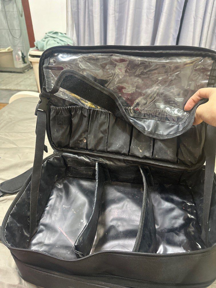 Make up bag (Category: Makeup) located in Paranaque City. Submitted by dimplepo013 (Listing ID 1333460704, Image 2). Description: 2nd hand Flaws : labhan na lang kase medyo marumi na dahil sa make up.