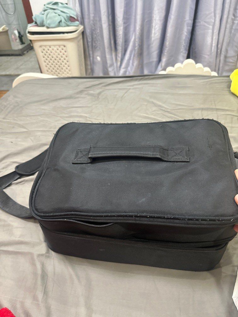 Make up bag (Category: Makeup) located in Paranaque City. Submitted by dimplepo013 (Listing ID 1333460704, Image 1). Description: 2nd hand Flaws : labhan na lang kase medyo marumi na dahil sa make up.