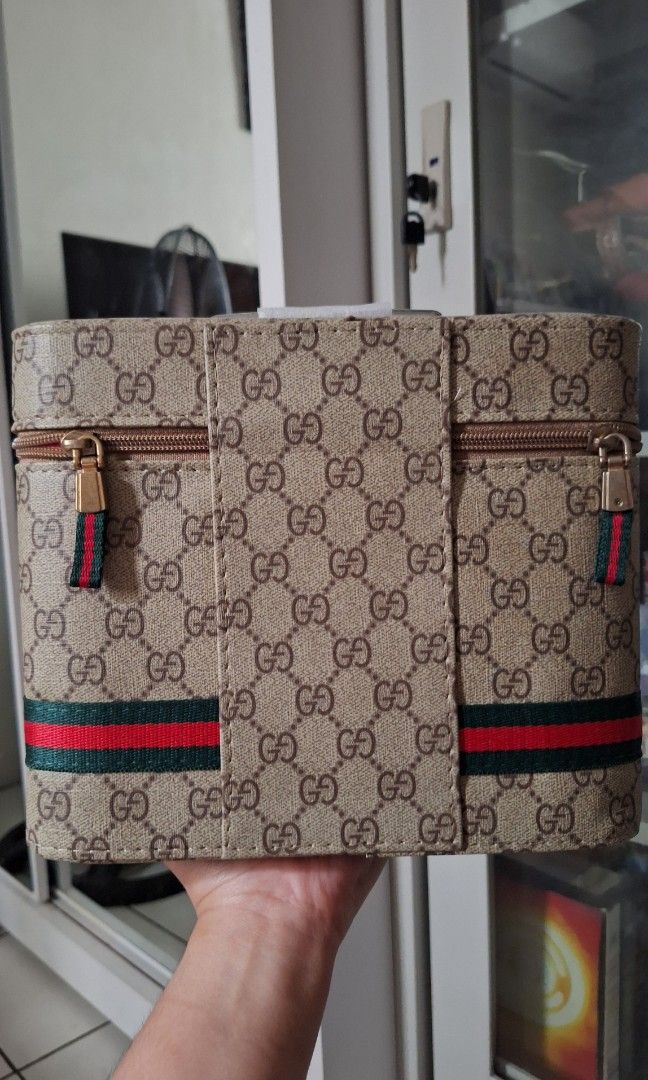 Makeup Bag/Kit - Class A (Category: Luxury Bags & Wallets) located in Manila. Submitted by tinypluto (Listing ID 1333373339, Image 3). Description: Given to me as a gift with dust jacket but never used! Payment first via Gcash or BPI before shipping out. Shipping via Grab, Lalamove, JnT only; SF to be shouldered by buyer. :).