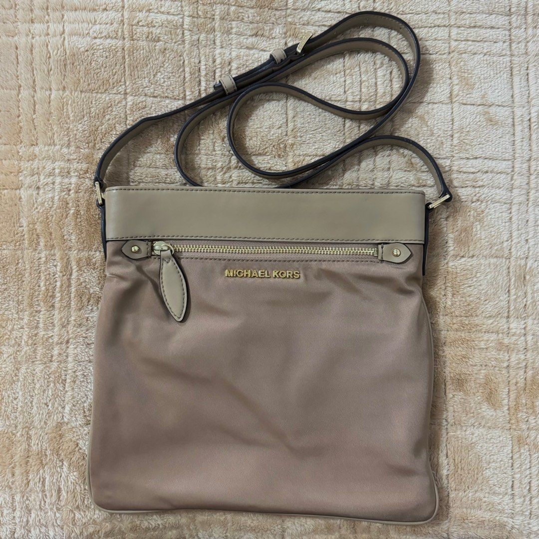 Michael Kors Connie Crossbody Bag (Category: Luxury Bags & Wallets) located in Quezon City. Submitted by arkideclutters (Listing ID 1333436856, Image 1). Description: .