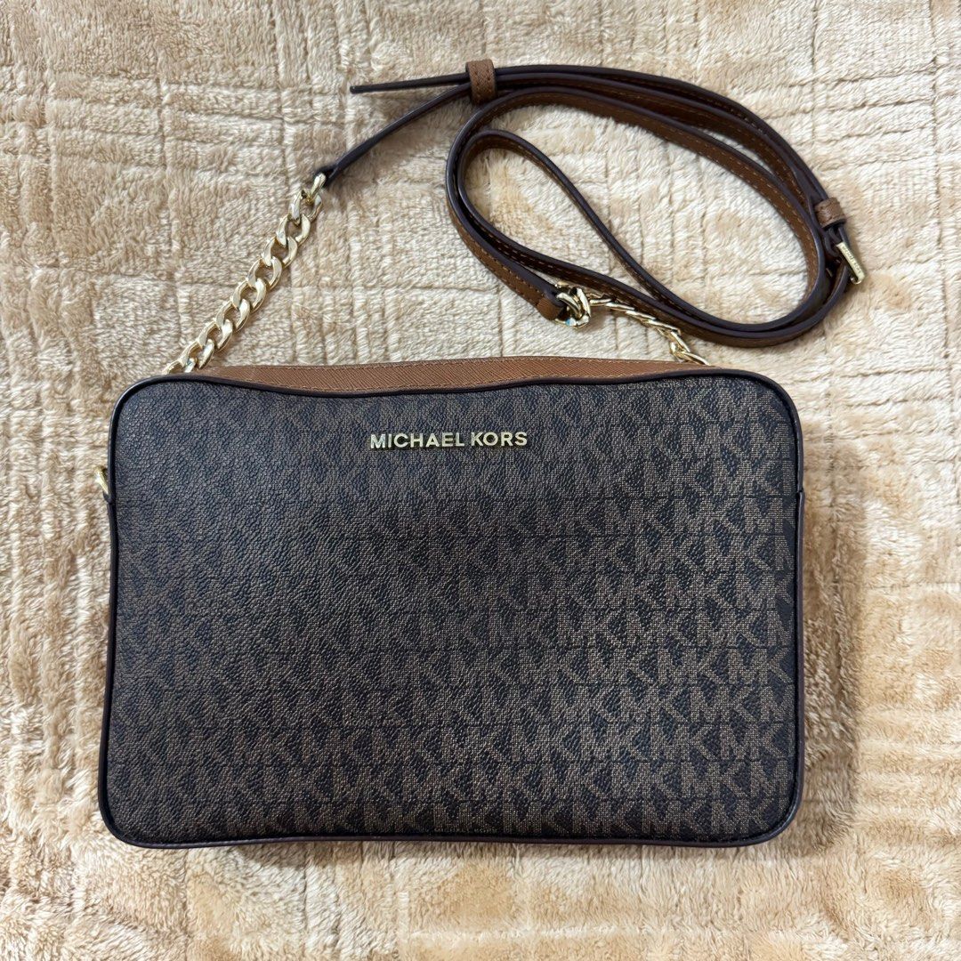 Michael Kors Jetset Travel Bag (Category: Luxury Bags & Wallets) located in Quezon City. Submitted by arkideclutters (Listing ID 1333426182, Image 1). Description: Like new except for the tarnished hardwares (PM me for more photos) Intact rubber lining Leather in very good condition Clean interior .
