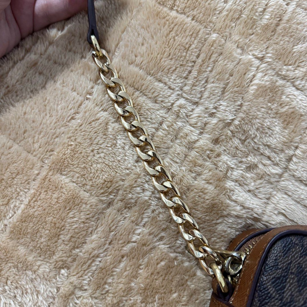 Michael Kors Jetset Travel Bag (Category: Luxury Bags & Wallets) located in Quezon City. Submitted by arkideclutters (Listing ID 1333426182, Image 3). Description: Like new except for the tarnished hardwares (PM me for more photos) Intact rubber lining Leather in very good condition Clean interior .