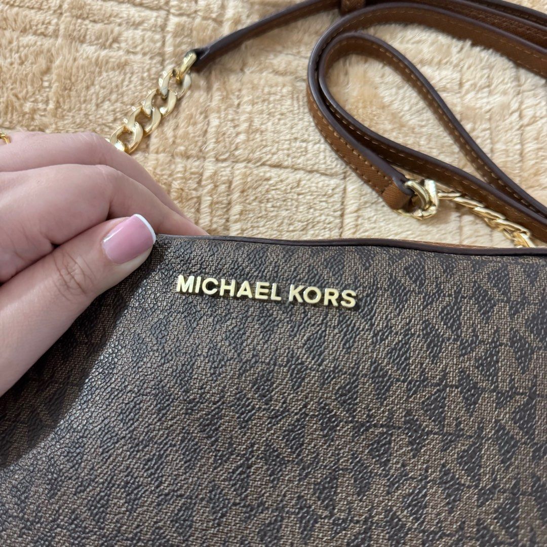 Michael Kors Jetset Travel Bag (Category: Luxury Bags & Wallets) located in Quezon City. Submitted by arkideclutters (Listing ID 1333426182, Image 2). Description: Like new except for the tarnished hardwares (PM me for more photos) Intact rubber lining Leather in very good condition Clean interior .