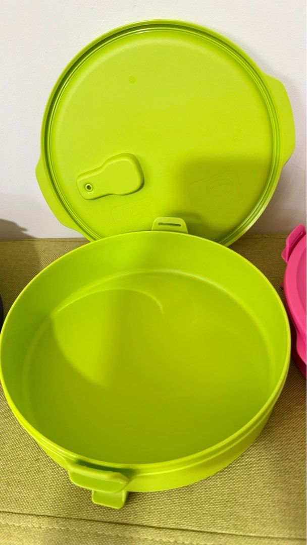 Tupperware (Category: Food Organisation & Storage) located in Singapore. Submitted by triple_ksss (Listing ID 1333377741, Image 3). Description: Round Click & Go Container. Ideal for taking away food or picnic. Microwave proof. Size D 22cm x 5cm H (880 ml).