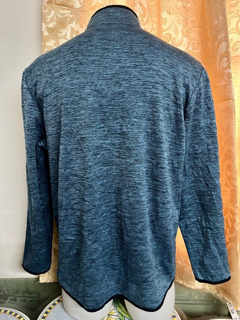 under armour sweater / drifit sportswear (Category: Coats, Jackets and Outerwear) located in Baguio. Submitted by mhel_08 (Listing ID 1333464504, Image 2). Description: 🔥from bale 🔥mabango 🔥like new 🔥madami pong available 🔥pwede shipping basta payment first para sure buyer at iwas scam 🔥j&t courier.