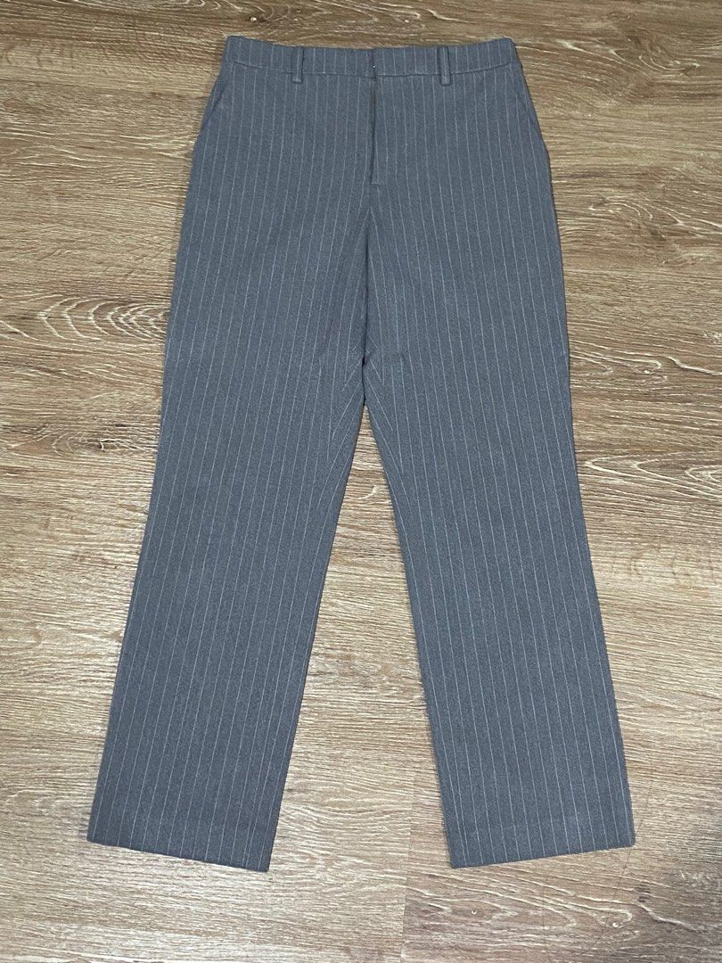Uniqlo Gray EZY Ankle Pants 2Way Stretch (Category: Other Bottoms) located in Manila. Submitted by galaxyph (Listing ID 1333459909, Image 1). Description: Uniqlo Gray Pants SRP: 1990.00 Size: Small Waist: 60-66cm/ 24-26” RFS: Declutterring.