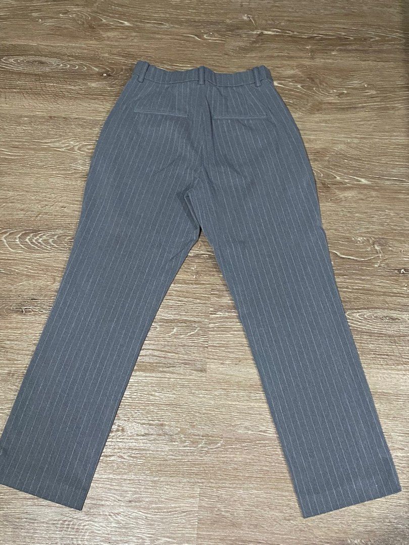 Uniqlo Gray EZY Ankle Pants 2Way Stretch (Category: Other Bottoms) located in Manila. Submitted by galaxyph (Listing ID 1333459909, Image 2). Description: Uniqlo Gray Pants SRP: 1990.00 Size: Small Waist: 60-66cm/ 24-26” RFS: Declutterring.