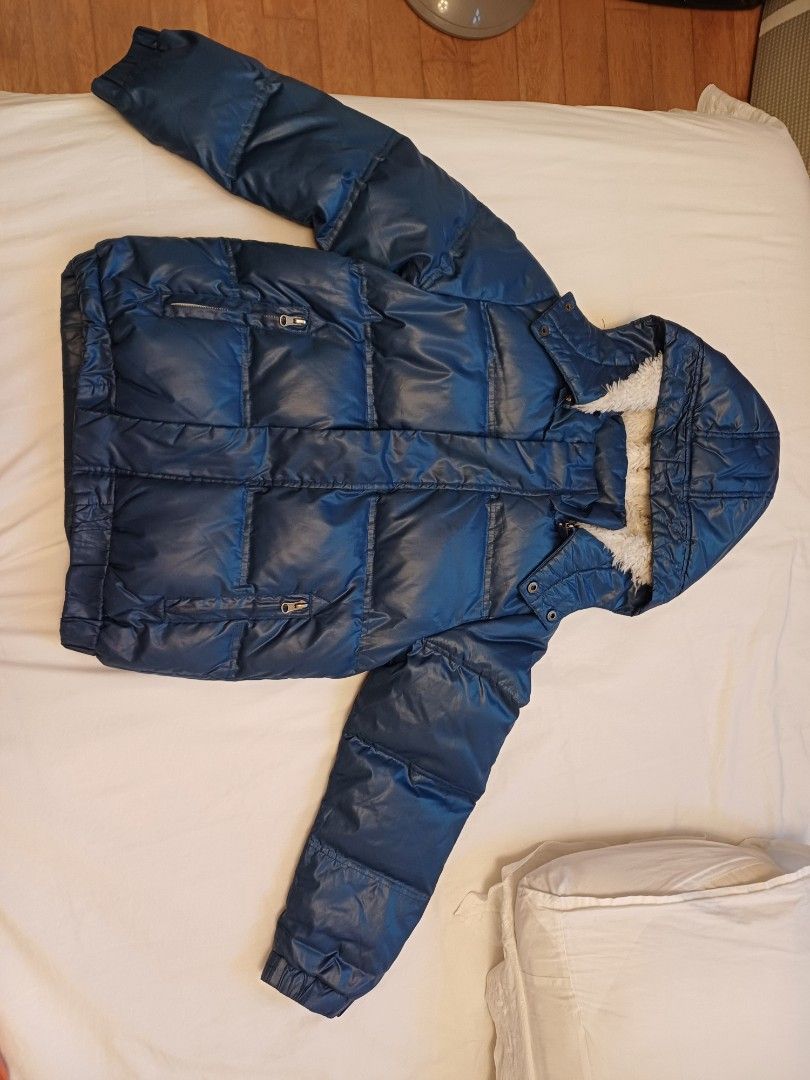 Winter jacket (Category: Coats, Jackets and Outerwear) located in Singapore. Submitted by jqyap5822052 (Listing ID 1333430804, Image 1). Description: this is a jacket good for the ages 6-10. the chest measures 45x55.