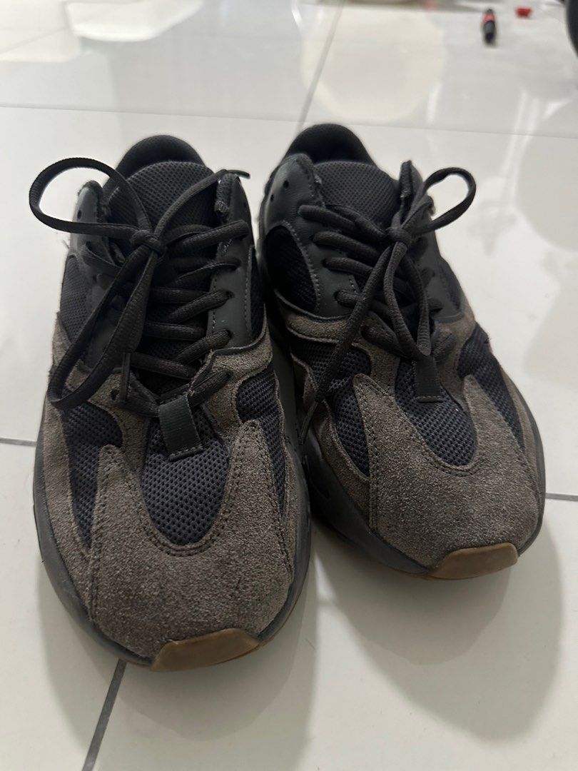fake yeezy 700 black