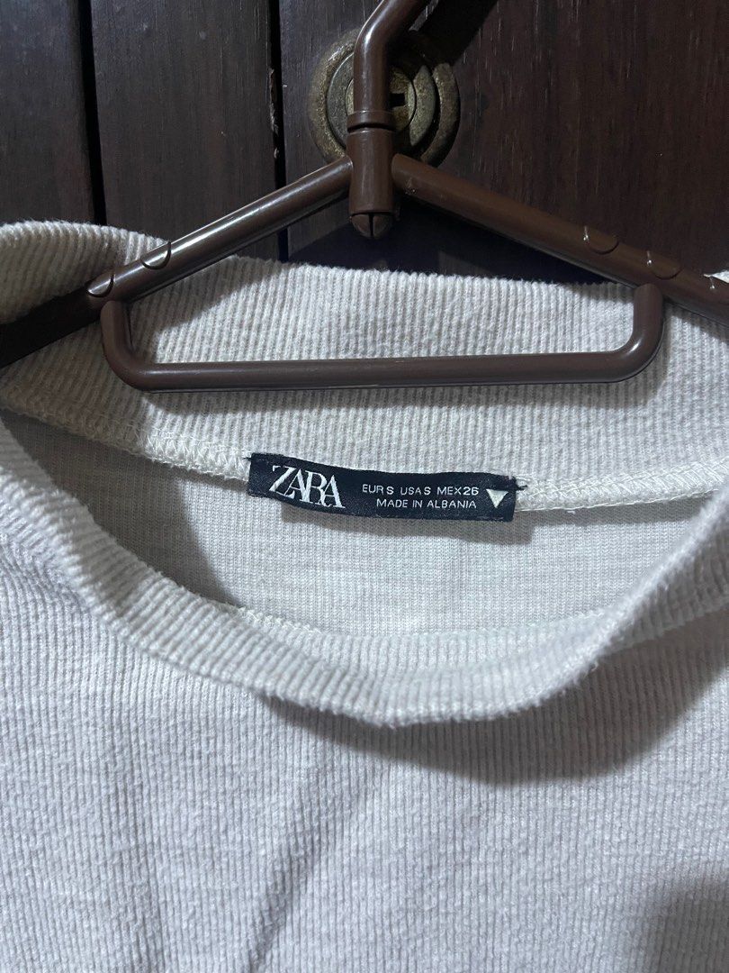 zara ribbed cream shirt (Category: Shirts) located in Quezon City. Submitted by annixtingz (Listing ID 1333433526, Image 2). Description: - size s on tag - nice thick fabric - can fold neckline part to style differently.