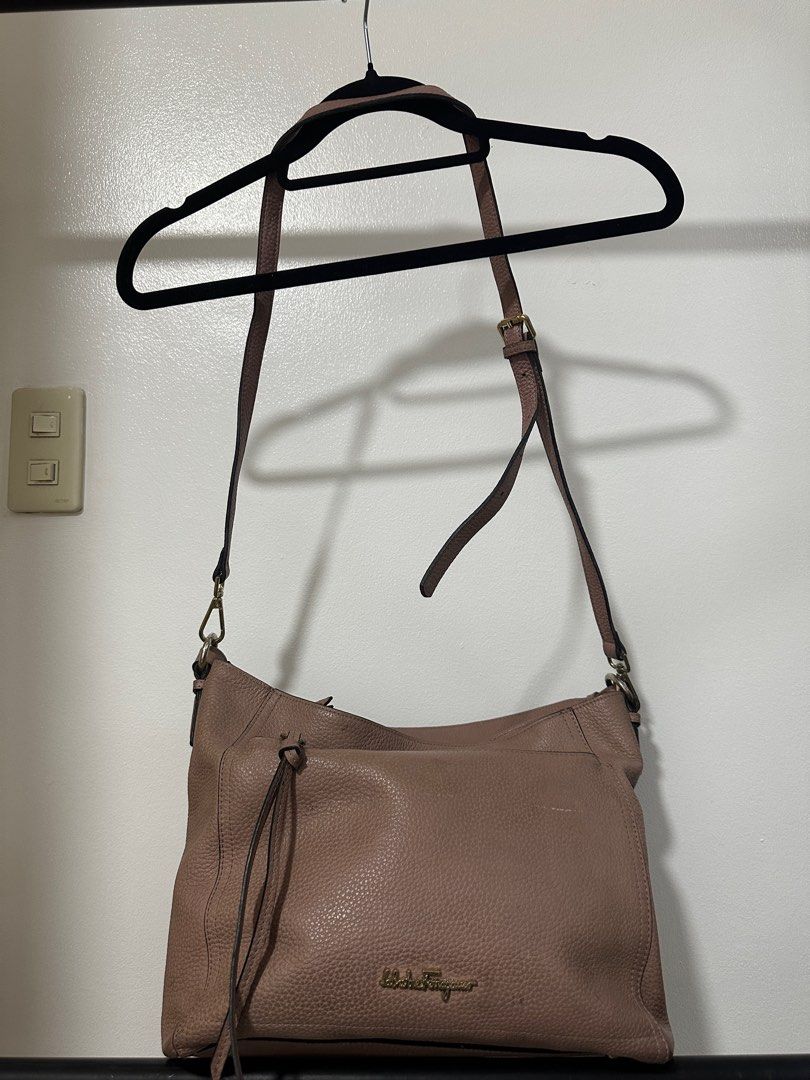 AUTHENTIC FERRAGAMO TOTE (Category: Luxury Bags & Wallets) located in Makati City. Submitted by declutterwithjz (Listing ID 1328869965, Image 2). Description: AUTHENTIC FERRAGAMO TOTE BAG - bought in the US. Needs to be cleaned heavily Inner zipper needs repair.