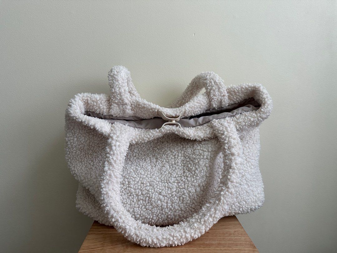 Authentic H&M Fur Tote Bag (Category: Tote Bags) located in Makati City. Submitted by ribsclutter (Listing ID 1328831625, Image 3). Description: Authentic H&M Fur Tote Bag Good as New ₱1300 lp (got it for ₱2200) Kasya 16” laptop 📍 Makati mod: bpi / gcash mod: j&t / lalamove.