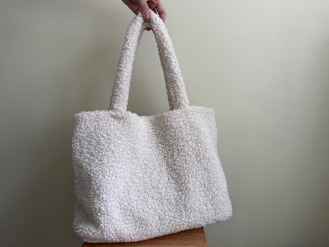 Authentic H&M Fur Tote Bag (Category: Tote Bags) located in Makati City. Submitted by ribsclutter (Listing ID 1328831625, Image 2). Description: Authentic H&M Fur Tote Bag Good as New ₱1300 lp (got it for ₱2200) Kasya 16” laptop 📍 Makati mod: bpi / gcash mod: j&t / lalamove.
