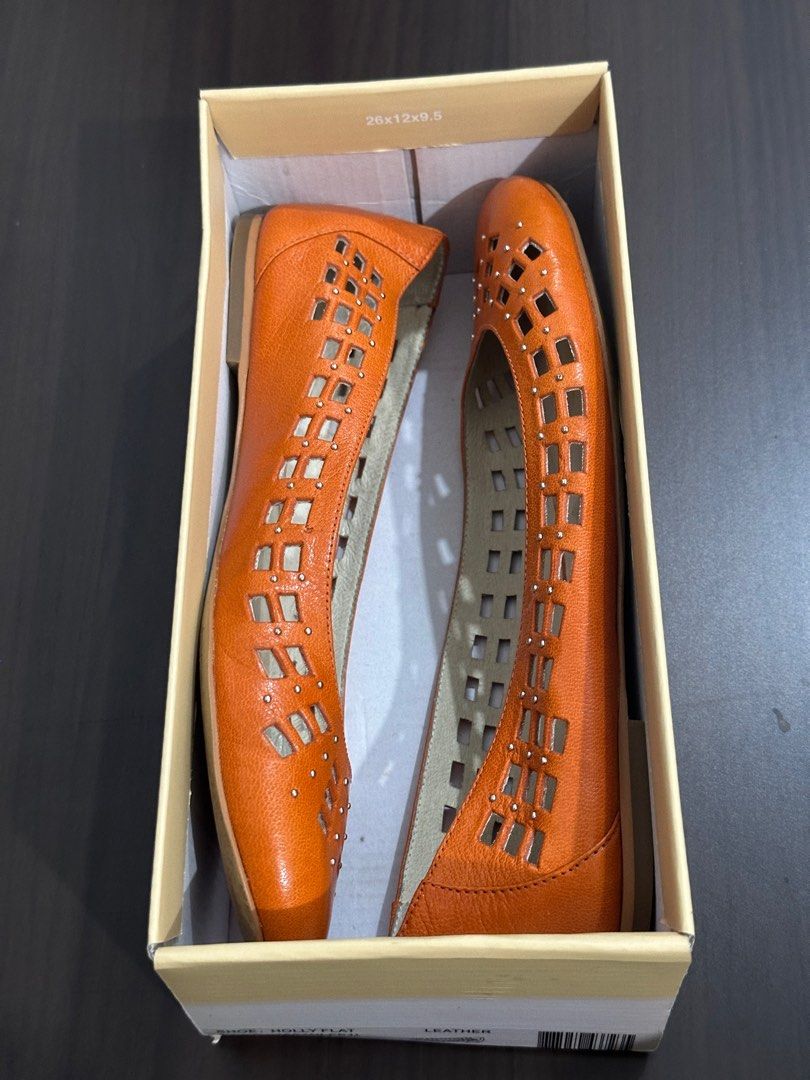 AUTHENTIC MICHAEL KORS HOLLY FLAT (Category: Flats & Sandals) located in Makati City. Submitted by declutterwithjz (Listing ID 1328873367, Image 3). Description: Needs cleaning in sole and at the back but outside appearance is good as new .
