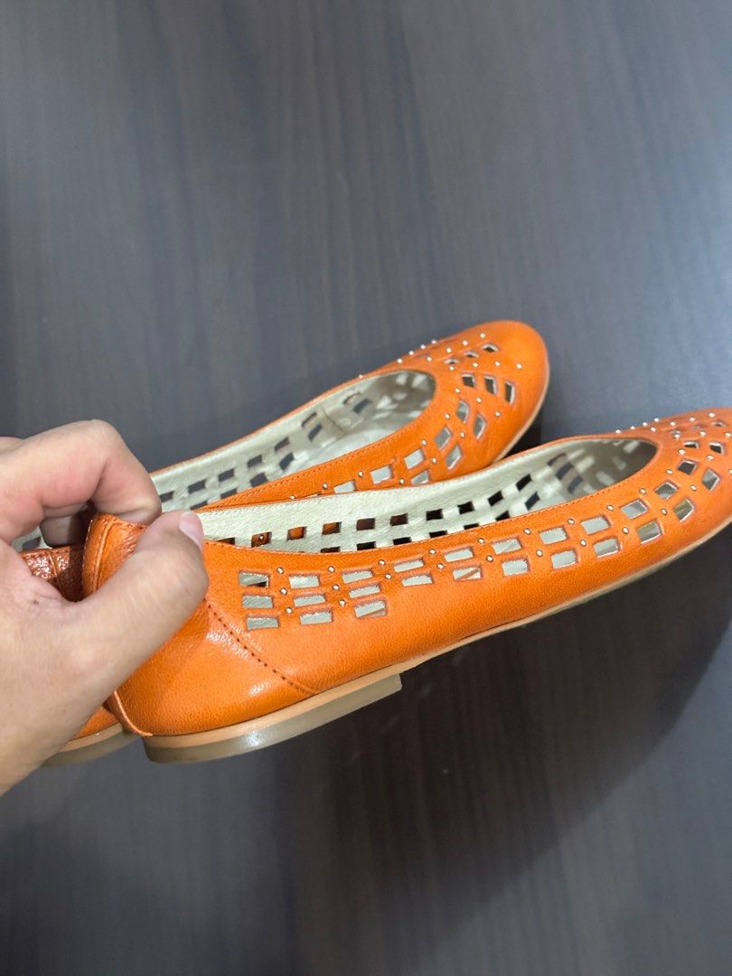 AUTHENTIC MICHAEL KORS HOLLY FLAT (Category: Flats & Sandals) located in Makati City. Submitted by declutterwithjz (Listing ID 1328873367, Image 2). Description: Needs cleaning in sole and at the back but outside appearance is good as new .