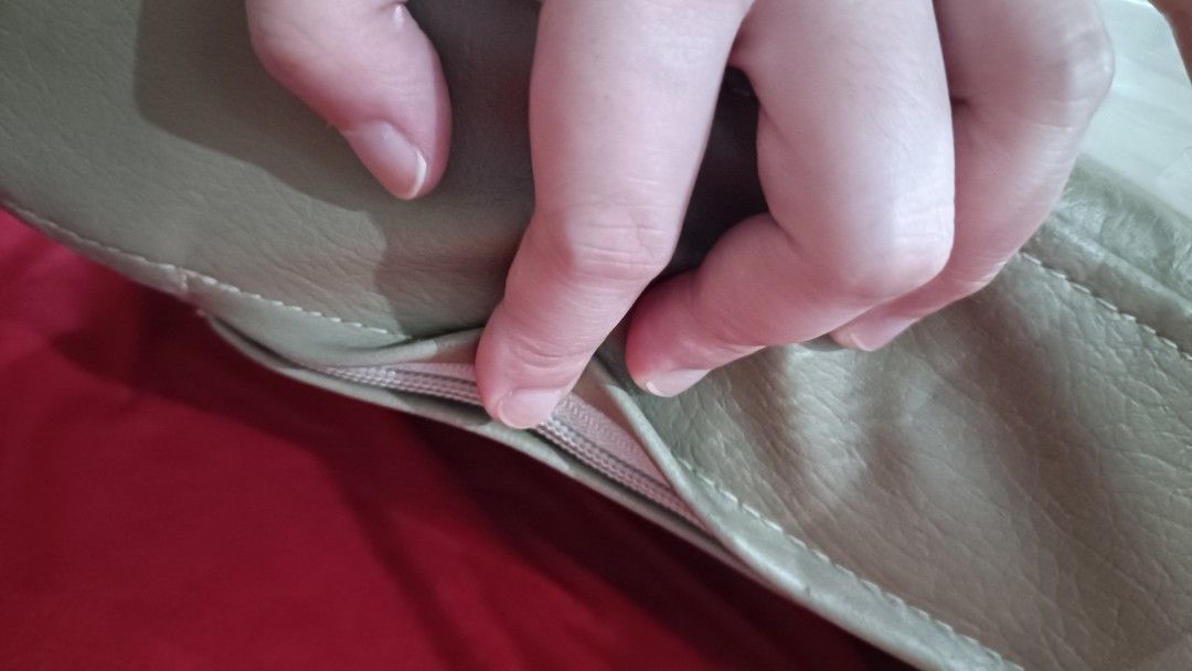 Baby mattress bed / waterproof (Category: Cots & Cribs) located in Manila. Submitted by unboxing_addict (Listing ID 1328785735, Image 2). Description: baby bed mattress only (crib not included) *waterproof/ wiwi poopoo proof leather material easy to clean and wipe no to bed bugs also since leather siya 28x50x4inches QC area.
