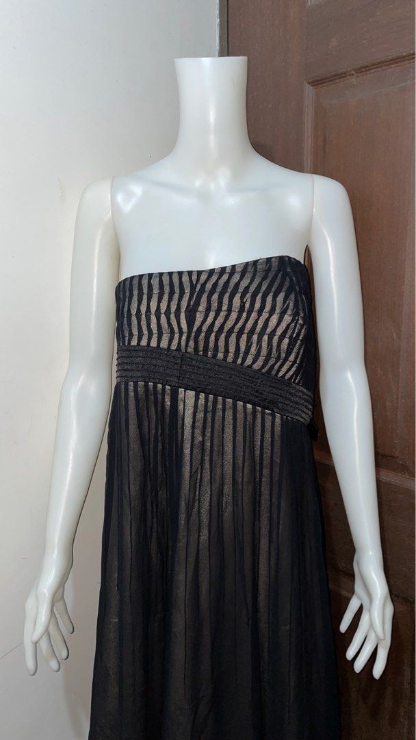 Black Maxi Tube Dress (Category: Dresses) located in Quezon City. Submitted by thatxelle (Listing ID 1328819074, Image 2). Description: - Pull out from boutique - Imported from the UK - Fits L-XL Sf will be shouldered by the buyer.
