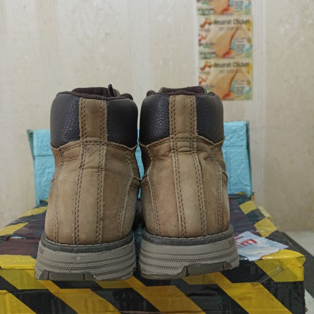 Caterpillar Intake Shelter Boots sepatu size 40 25cm Fesyen Pria Sepatu Sepatu Boot di Carousell