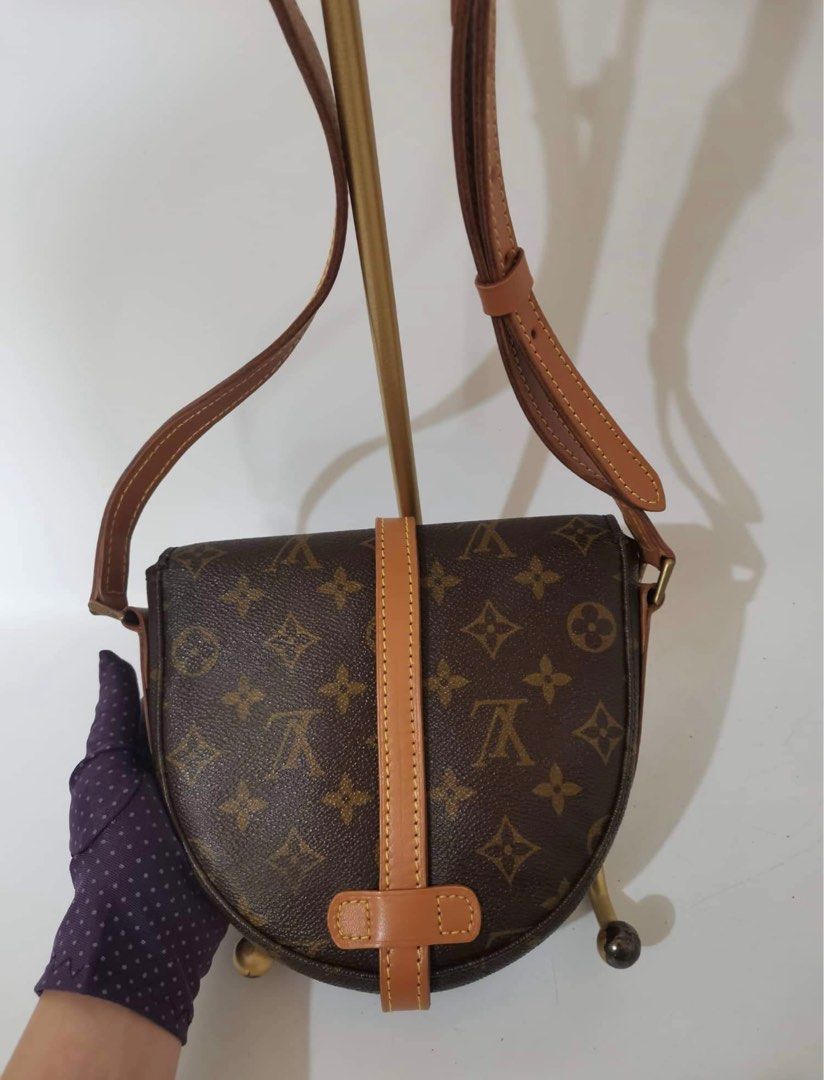 💯 Vintage Authentic Chantilly PM (Category: Luxury Bags & Wallets) located in Rizal. Submitted by popoyenbasha (Listing ID 1328811925, Image 2). Description: 💯 Authentic Bought in Luxury Closet in Dubai Like new! No scratches. No stains. Pocket is the only issue as seen on the last pic but stilluseable With original paperbag Avail for layaway MONEY BACK IF PROVEN FAKE! .