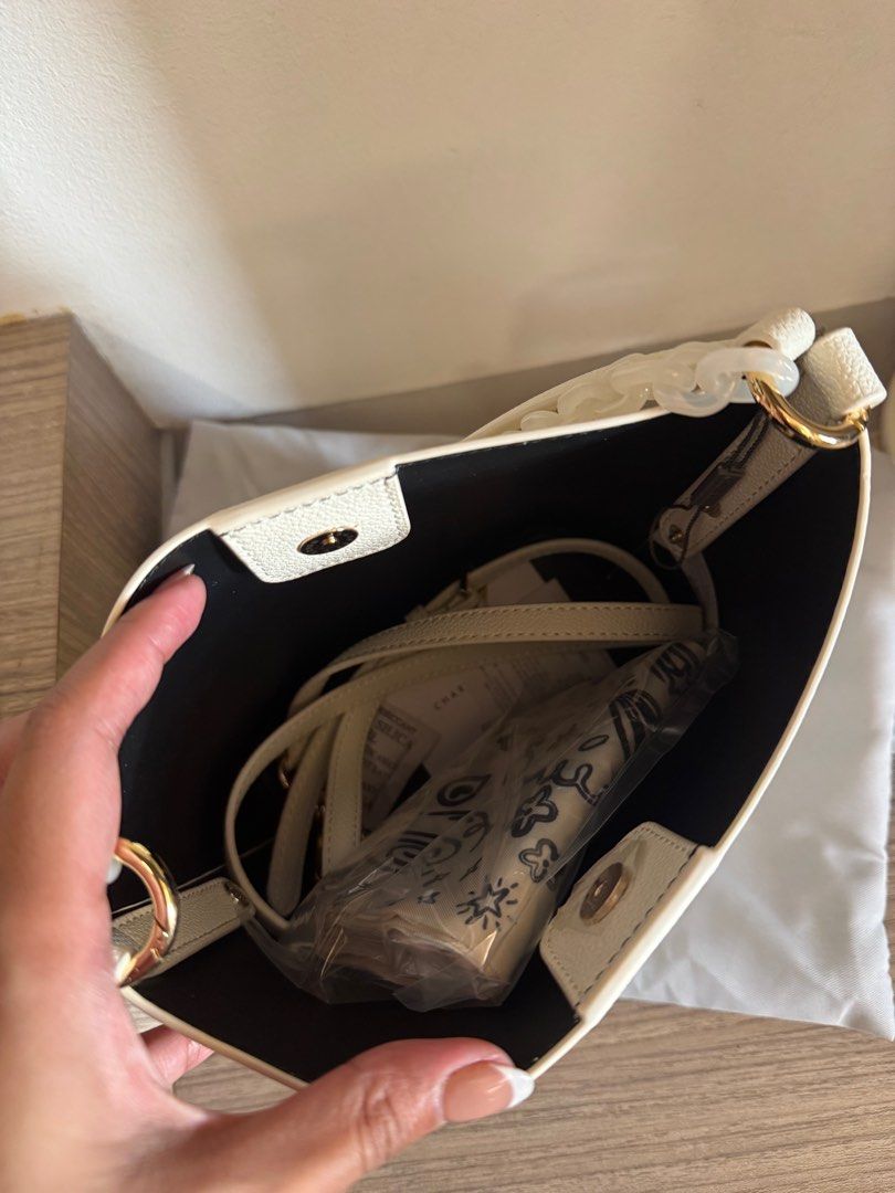 Charles & Keith White Bag (Category: Luxury Bags & Wallets) located in Makati City. Submitted by jayclopez (Listing ID 1328791934, Image 3). Description: Once used With dustbag.