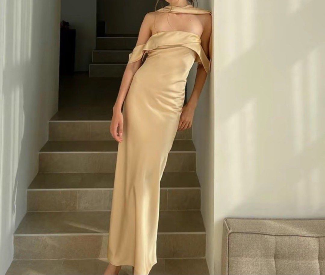 Classy long gold dress (Category: Evening dresses & gowns) located in Santa Cruz. Submitted by jijithecat (Listing ID 1328805972, Image 1). Description: .