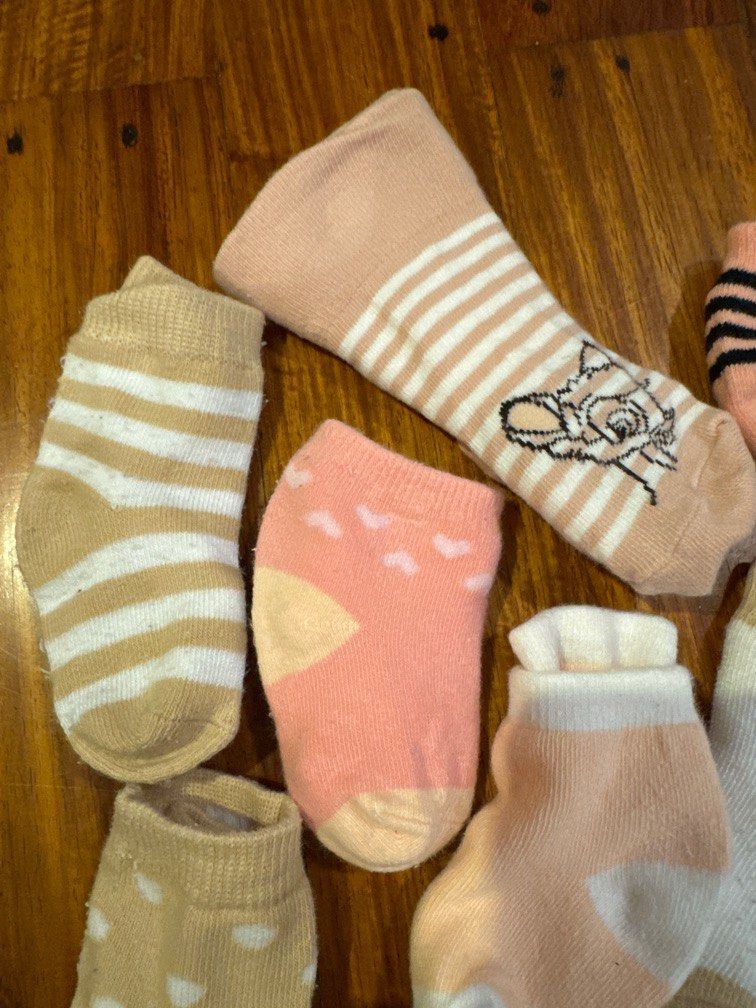 DISNEY and SHEIN BABY Socks Bundle (10 pcs) (Category: Babies & Kids Fashion) located in Manila. Submitted by gebraucht (Listing ID 1328860390, Image 2). Description: •DISNEY BABY Socks - 3 pcs •SHEIN BABY Socks - 7 pcs ✨ for 9-12 months, but also depending on the size of your baby’s feet ⚠️ There are some with fluff (himulmol) but the garter is still in good condition.