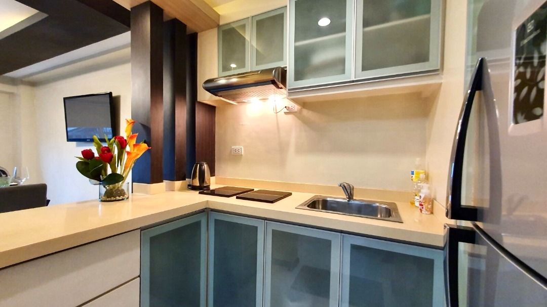 Fire Sale! Corner Unit with Parking in Two Serendra, BGC Almond Tower