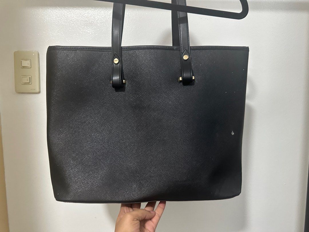 H&M BLACK BAG (Category: Purses & Pouches) located in Makati City. Submitted by declutterwithjz (Listing ID 1328871326, Image 2). Description: Bought for ₽1650 Has minimal flaws as shown in the photos.