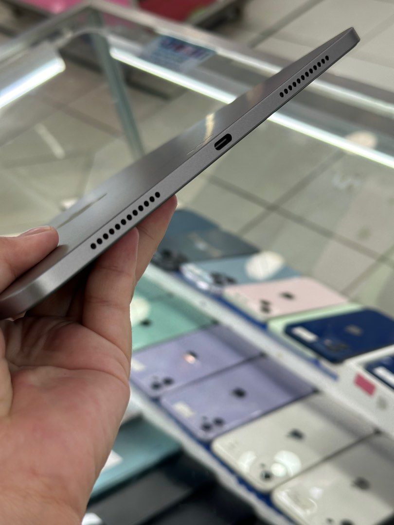 ipad air 6 M2 11 inch wifi only (Category: iPad) located in San Juan City. Submitted by jalailahmamosaca (Listing ID 1328827091, Image 2). Description: ipad air 6 m2 11inch 128gb wifi only 3months old no issue no dents 100 batteryhealth inclusion case tempered.