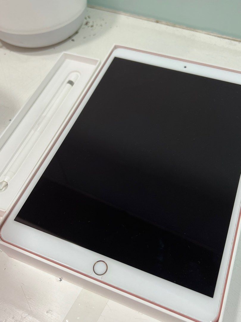 iPad Pro (10.5 inch) 256GB Rosegold (Category: iPad) located in Quezon City. Submitted by ak3isha (Listing ID 1328809381, Image 1). Description: - Year: 2017 - Fully Functioning - A few scratches - Price is Negotiable Inclusions - Apple Pencil Gen 1 - Charger - Tempered Glass Screen Protector .