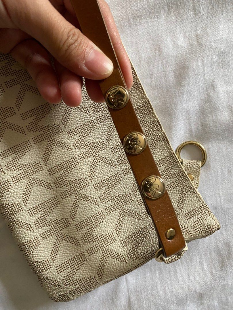 Michael Kors belt bag Original (Category: Luxury Bags & Wallets) located in Bulacan. Submitted by ninazloved (Listing ID 1328815222, Image 2). Description: Check photos for reference.