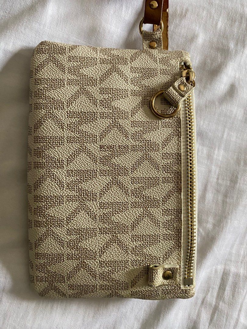 Michael Kors belt bag Original (Category: Luxury Bags & Wallets) located in Bulacan. Submitted by ninazloved (Listing ID 1328815222, Image 3). Description: Check photos for reference.