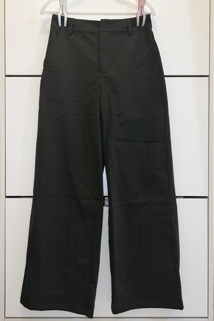 MUSERA (SHEIN) Wide Leg Trousers - Grey (Category: Jeans) located in Makati City. Submitted by bea333s (Listing ID 1328887526, Image 1). Description: SHEIN - MUSERA Wide Leg Trousers Color Grey, Size XS They're brand new and has never been used. I'm too SKINNYYYY to fit them 😟 Location: Makati MOP: Gcash.