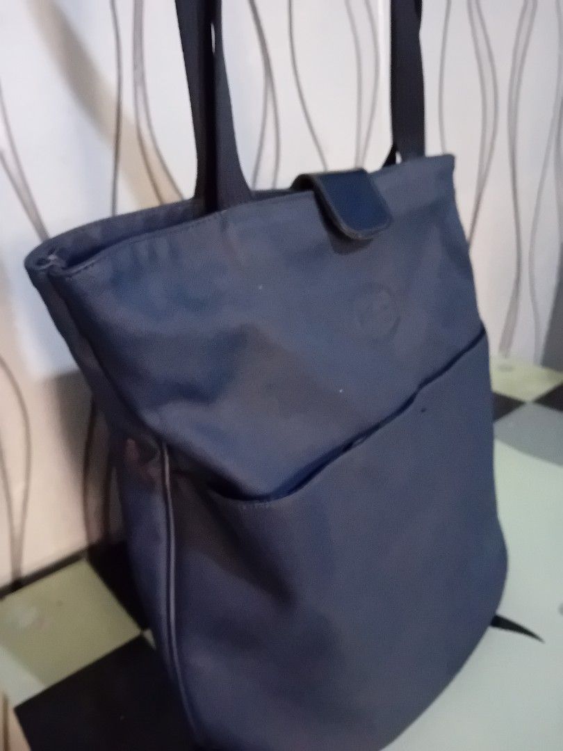 Original Lacoste Bag (Category: Shoulder Bags) located in Valenzuela. Submitted by etzetera26 (Listing ID 1328900550, Image 3). Description: Originak Bag Lacoste.