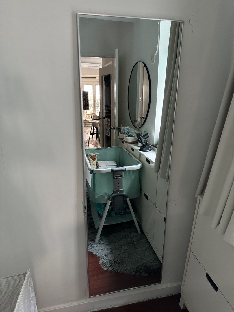 Rectangular mirror with stand - Relocation （分類：鏡）位於 Hong Kong。 由 reneeb15 提交（商品編號 1328944889，圖片 1）。簡介： Rectangular Mirror (Silver frame) Can be hung/ has a stand (shown hung on the wall in this picture). Purchased in Australia and sent over. Only selling due to relocation. L160cm x W50cm $250 Pick up in Central along the escalators in November 。