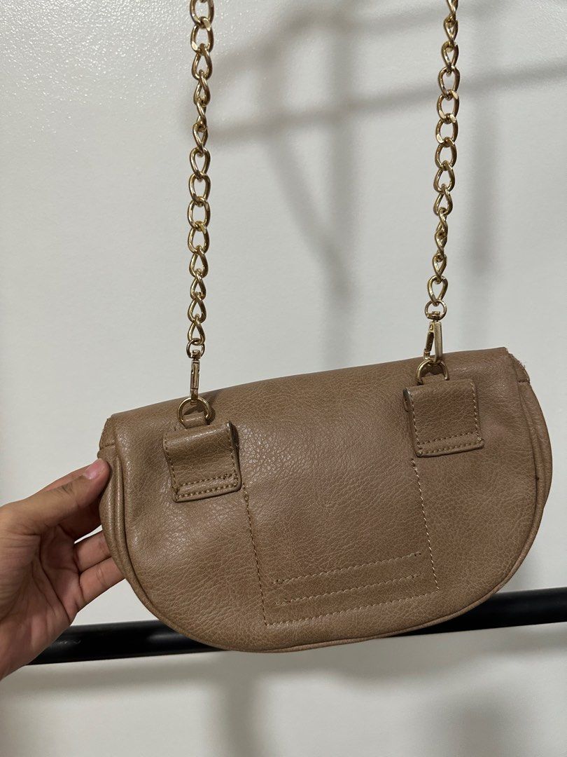 SOLE SOCIETY CROSS BODY BAG (Category: Purses & Pouches) located in Makati City. Submitted by declutterwithjz (Listing ID 1328870561, Image 3). Description: SOLE SOCIETY CROSS BODU BAG bought- bought in the US.