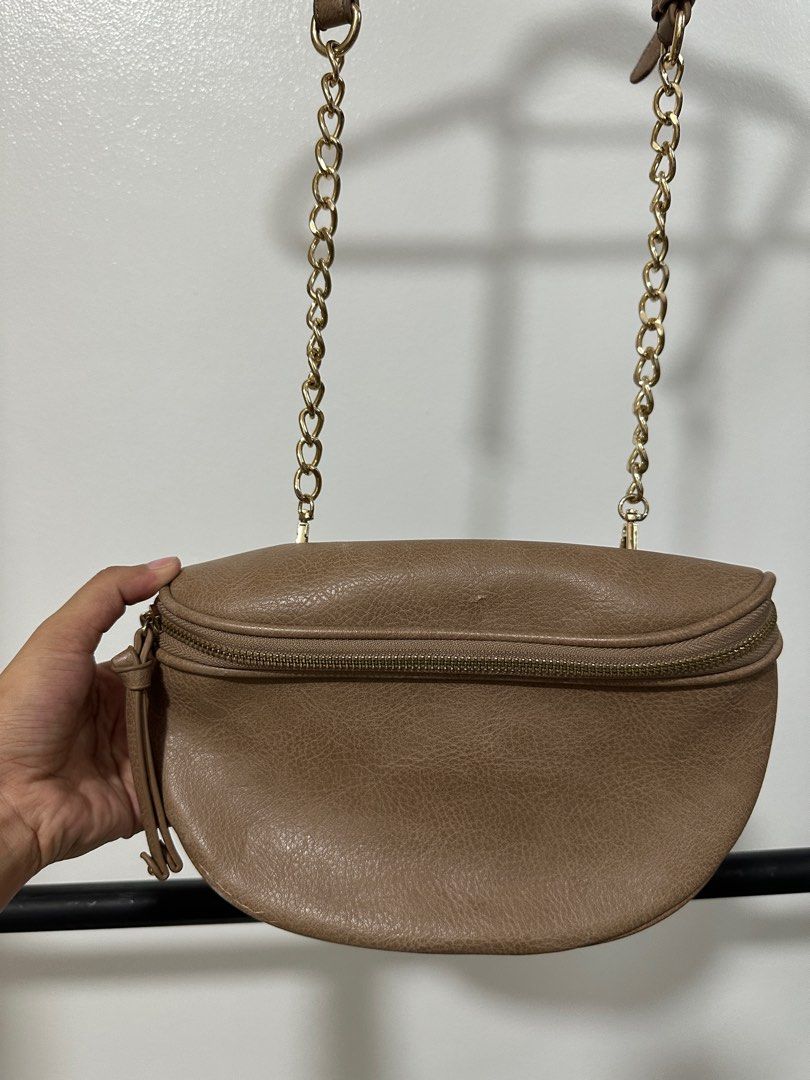 SOLE SOCIETY CROSS BODY BAG (Category: Purses & Pouches) located in Makati City. Submitted by declutterwithjz (Listing ID 1328870561, Image 2). Description: SOLE SOCIETY CROSS BODU BAG bought- bought in the US.