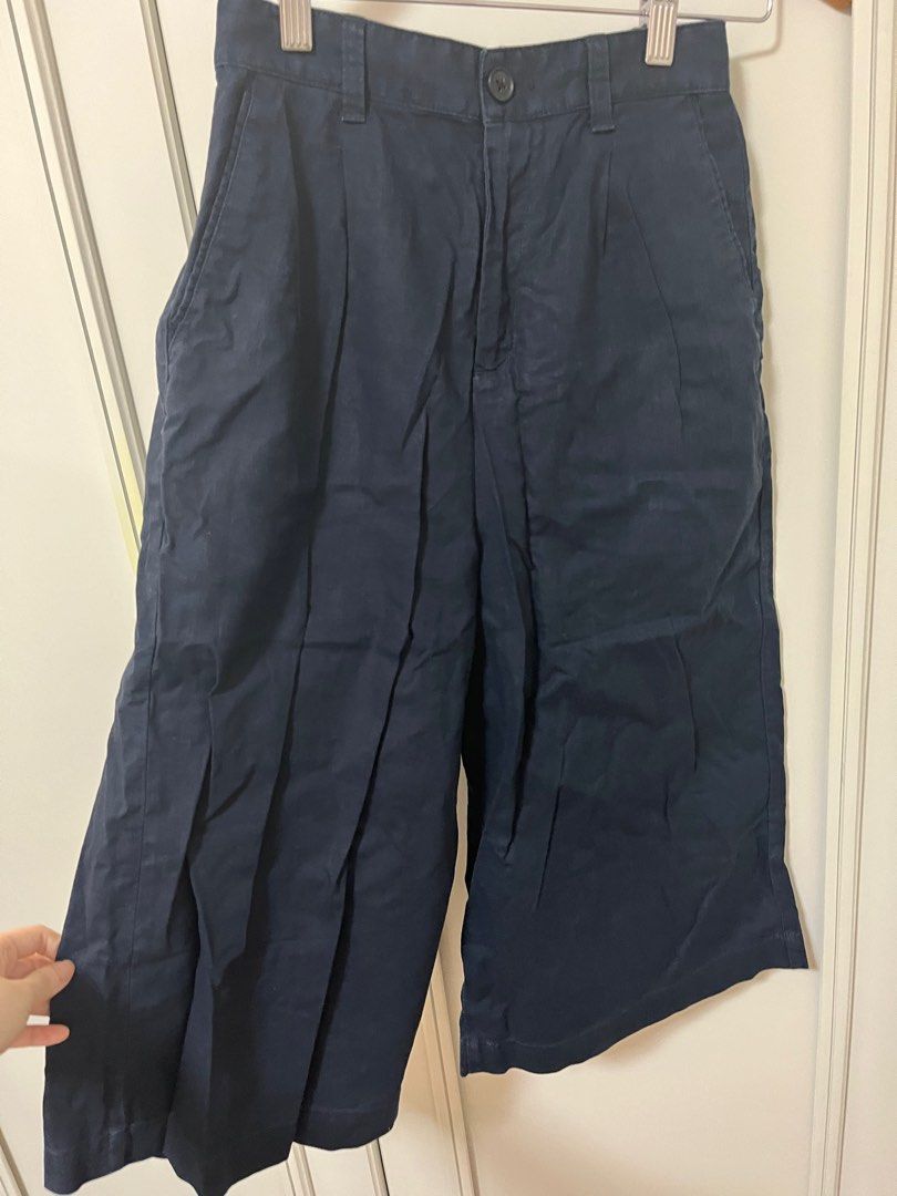 Uniqlo culottes navy blue (Category: Other Bottoms) located in Mandaluyong City. Submitted by chwtme (Listing ID 1328774445, Image 2). Description: .