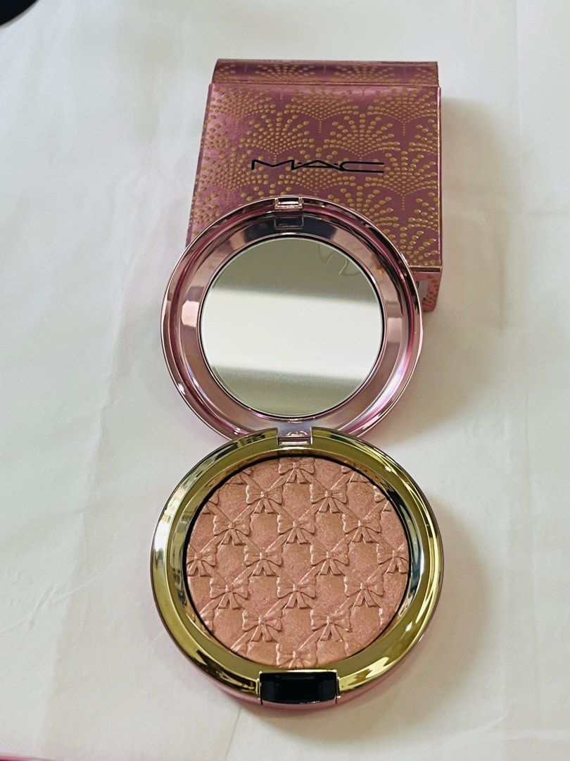 WRAPPED IN GOLD EXTRA DIMENSION SKINFINISH MAC (Category: Makeup) located in Manila. Submitted by luxeclassyshop (Listing ID 1318702334, Image 1). Description: WRAPPED IN GOLD EXTRA DIMENSION SKINFINISH MAC SHADE WRAPPED IN GOLD SHADE 10g Authentic .