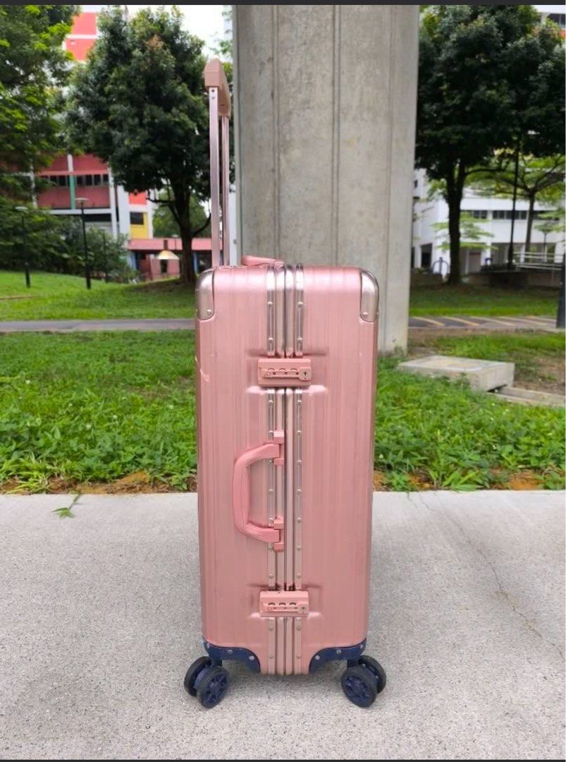 8 spinner wheel 26 inch zipperless L size luggage, Hobbies & Toys