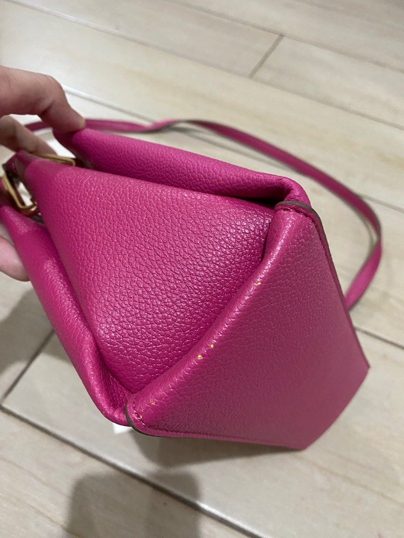 anne klein kayla (Category: Cross-body Bags) located in Quezon City. Submitted by cbake (Listing ID 1333630124, Image 2). Description: flaws seen in the photos.