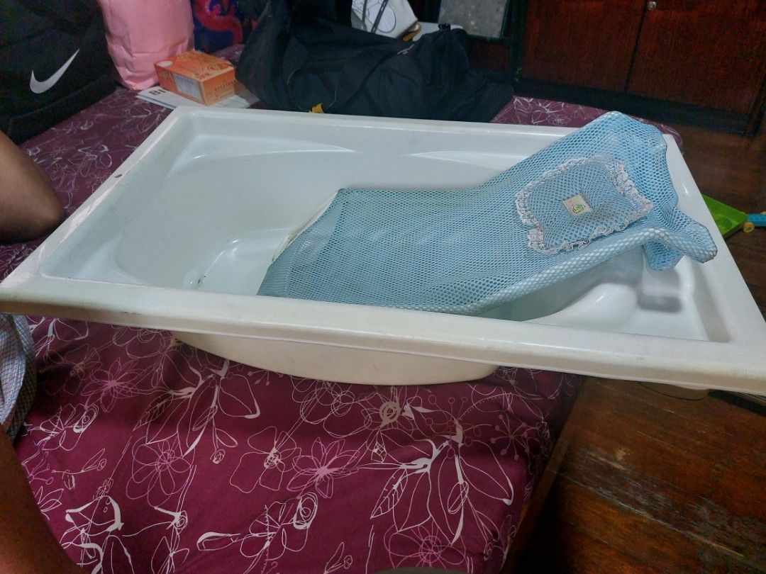 Baby bath tub (Category: Bathtub & Bath Accessories) located in Quezon City. Submitted by kbb.12345 (Listing ID 1333660719, Image 1). Description: no cracks on the tub not using anymore.