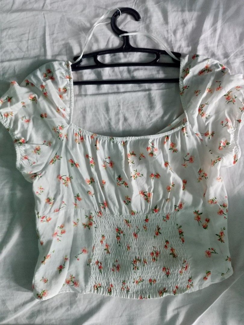 BERSHKA PUFFSLEEVE TOP (Category: Blouses) located in Bongabon. Submitted by rendezvous131 (Listing ID 1333549401, Image 3). Description: - large on tag - can fit to XL - used once - color may vary due to lighting and my phone's camera quality rfs: doesn't fit to me.