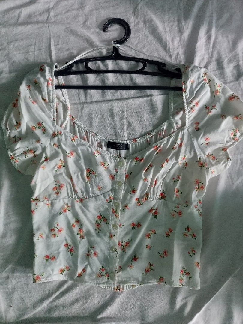 BERSHKA PUFFSLEEVE TOP (Category: Blouses) located in Bongabon. Submitted by rendezvous131 (Listing ID 1333549401, Image 1). Description: - large on tag - can fit to XL - used once - color may vary due to lighting and my phone's camera quality rfs: doesn't fit to me.