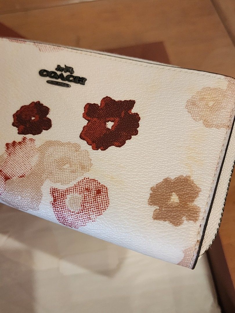 Coach Floral Side Zip Wallet (Category: Luxury Bags & Wallets) located in Valenzuela. Submitted by absolutelychick (Listing ID 1333540422, Image 2). Description: kept unused, tinago lang sa closet nagkaron po ng color transfer kasi may sinama pong wallet sa loob ng box and dumi sa zipper cloth meron pong maliliit na tuklap sa loob please check photo for reference jrs, lbc, j&t lalamove/grab ready.