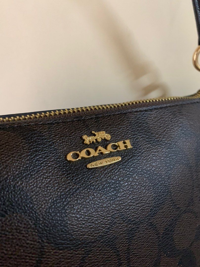 Coach Sling bag (Category: Luxury Bags & Wallets) located in Manila. Submitted by diaepaj (Listing ID 1333529137, Image 2). Description: Class A bag bought from 🍊 app for 1,200. Selling it for a reasonable price. .