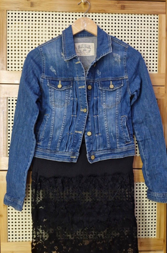 Denim Jacket Women's (Category: Coats, Jackets and Outerwear) located in Valenzuela. Submitted by fayespicks (Listing ID 1333651839, Image 1). Description: 𝘿𝙚𝙩𝙖𝙞𝙡𝙨: ♡ S𝒊𝒛𝒆: SMALL - MEDIUM ♡ 𝑪𝒐𝒏𝒅𝒊𝒕𝒊𝒐𝒏: 9/10 ♡ Bust: 32" (closed button) but can fit up to Medium body frame if buttons are left open. ♡ Length: 20" ♡ Sleeves length: 25" ◇ Rfs: funds for our rescues 🐈🐕 ◇ Location: Valenzuela City ◇ Courier: Gogo express (no cod/cop) 