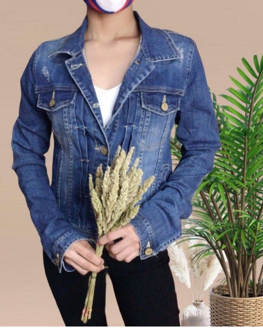 Denim Jacket Women's (Category: Coats, Jackets and Outerwear) located in Valenzuela. Submitted by fayespicks (Listing ID 1333651839, Image 2). Description: 𝘿𝙚𝙩𝙖𝙞𝙡𝙨: ♡ S𝒊𝒛𝒆: SMALL - MEDIUM ♡ 𝑪𝒐𝒏𝒅𝒊𝒕𝒊𝒐𝒏: 9/10 ♡ Bust: 32" (closed button) but can fit up to Medium body frame if buttons are left open. ♡ Length: 20" ♡ Sleeves length: 25" ◇ Rfs: funds for our rescues 🐈🐕 ◇ Location: Valenzuela City ◇ Courier: Gogo express (no cod/cop) 