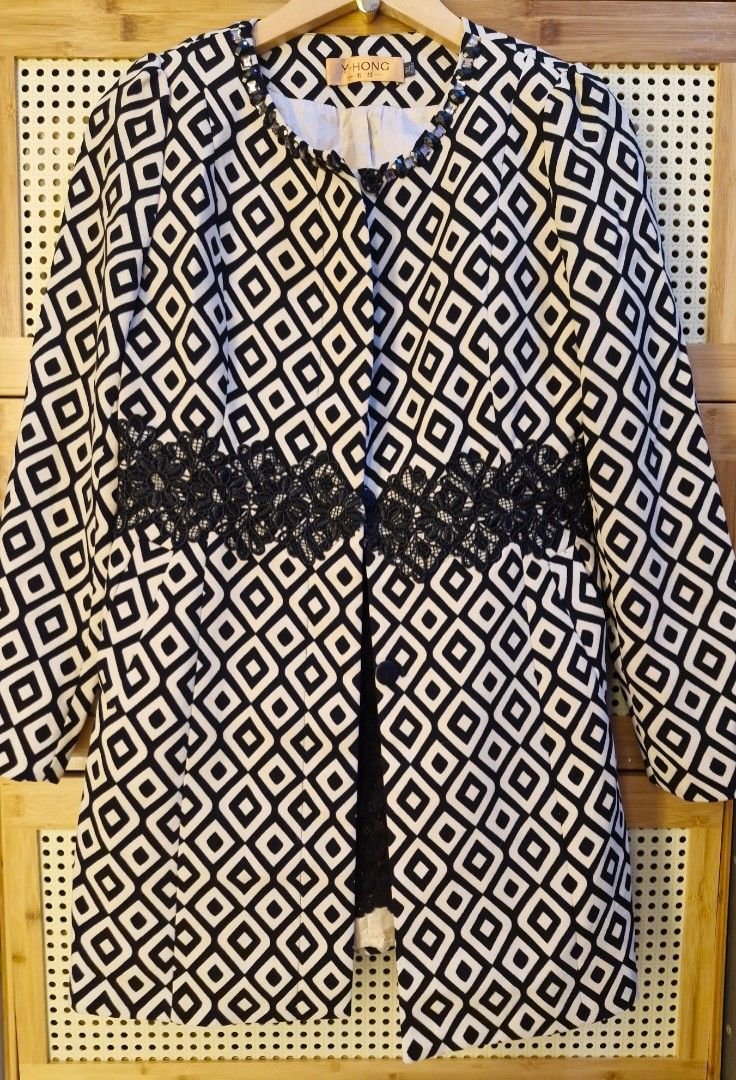 Elegant B&W Patterned Long Coat ladies (Category: Coats, Jackets and Outerwear) located in Valenzuela. Submitted by fayespicks (Listing ID 1333654122, Image 3). Description: 𝘿𝙚𝙩𝙖𝙞𝙡𝙨: ♡ S𝒊𝒛𝒆: SMALL - LARGE ♡ 𝑪𝒐𝒏𝒅𝒊𝒕𝒊𝒐𝒏: 9.5/10 ♡ Bust: 36-38" ♡ Waist: 33" ♡ Length: 33" ♡ originally bought at 3,000 pesos ◇ Rfs: funds for our rescues 🐈🐕 ◇ Location: Valenzuela City ◇ Courier: Gogo express (no cod/cop) ◇ Mop: Gcash/bank transfer onl