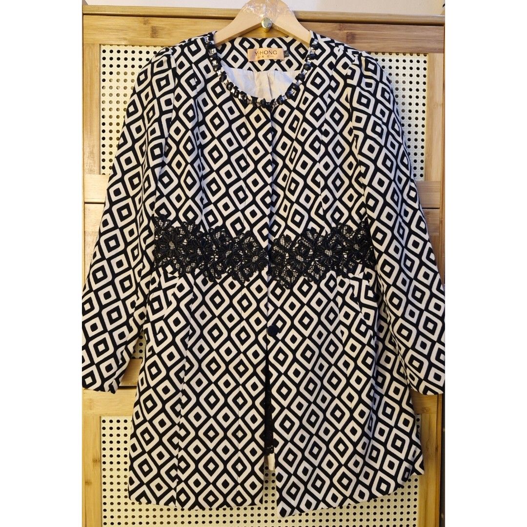 Elegant B&W Patterned Long Coat ladies (Category: Coats, Jackets and Outerwear) located in Valenzuela. Submitted by fayespicks (Listing ID 1333654122, Image 1). Description: 𝘿𝙚𝙩𝙖𝙞𝙡𝙨: ♡ S𝒊𝒛𝒆: SMALL - LARGE ♡ 𝑪𝒐𝒏𝒅𝒊𝒕𝒊𝒐𝒏: 9.5/10 ♡ Bust: 36-38" ♡ Waist: 33" ♡ Length: 33" ♡ originally bought at 3,000 pesos ◇ Rfs: funds for our rescues 🐈🐕 ◇ Location: Valenzuela City ◇ Courier: Gogo express (no cod/cop) ◇ Mop: Gcash/bank transfer onl